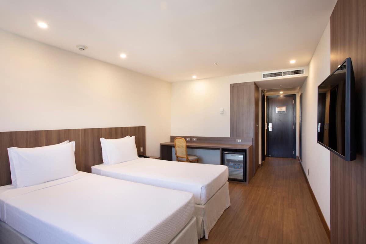 Bộ đồ giường kháng dị ứng, minibar, két bảo mật tại phòng, bàn 