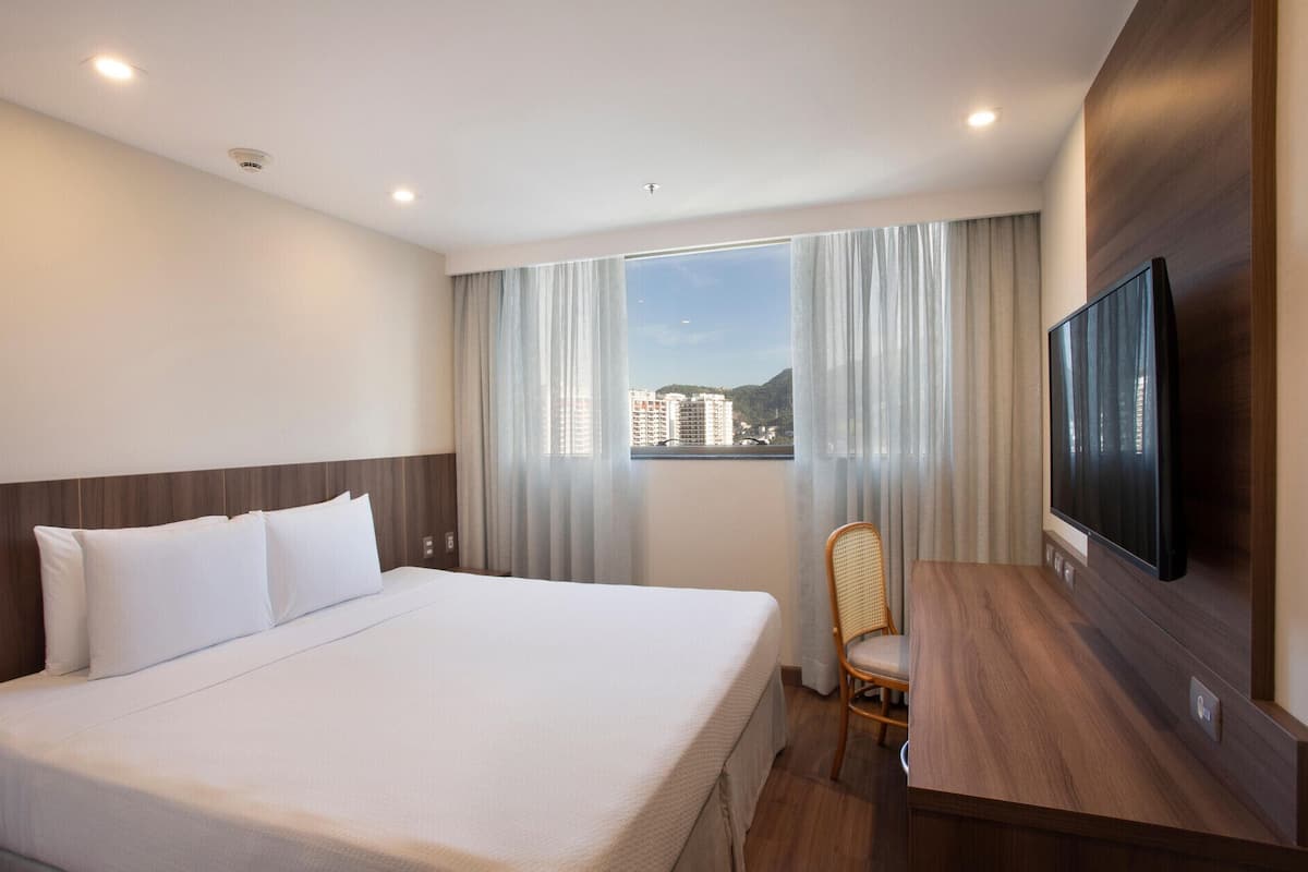 Bộ đồ giường kháng dị ứng, minibar, két bảo mật tại phòng, bàn 