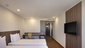 Hypo-allergenic bedding, minibar, in-room safe, desk