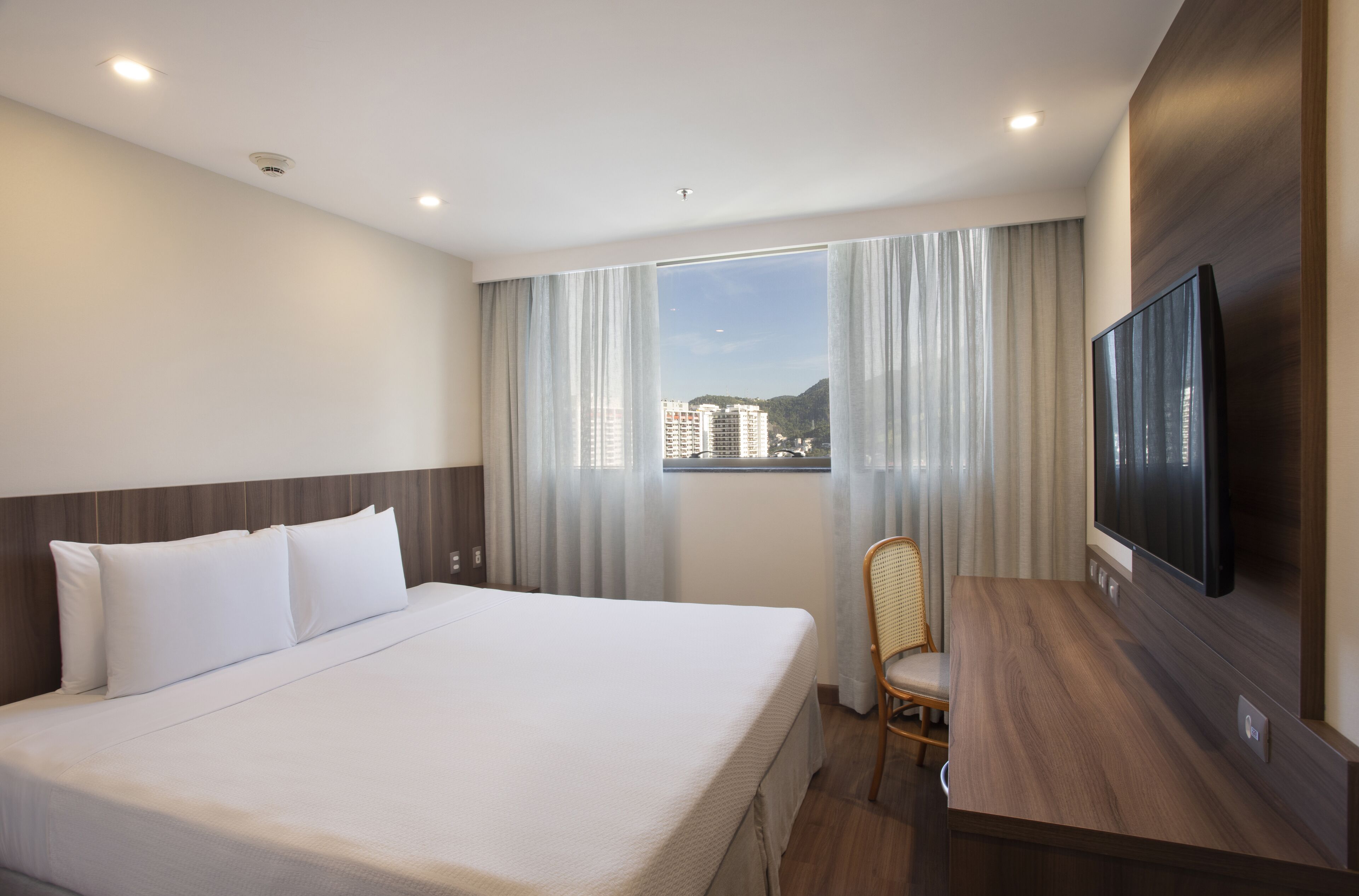 hypo-allergenic bedding, minibar, in-room safe, desk