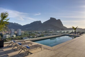 Outdoor pool, sun loungers - Windsor Tower Hotel (Rio de Janeiro)