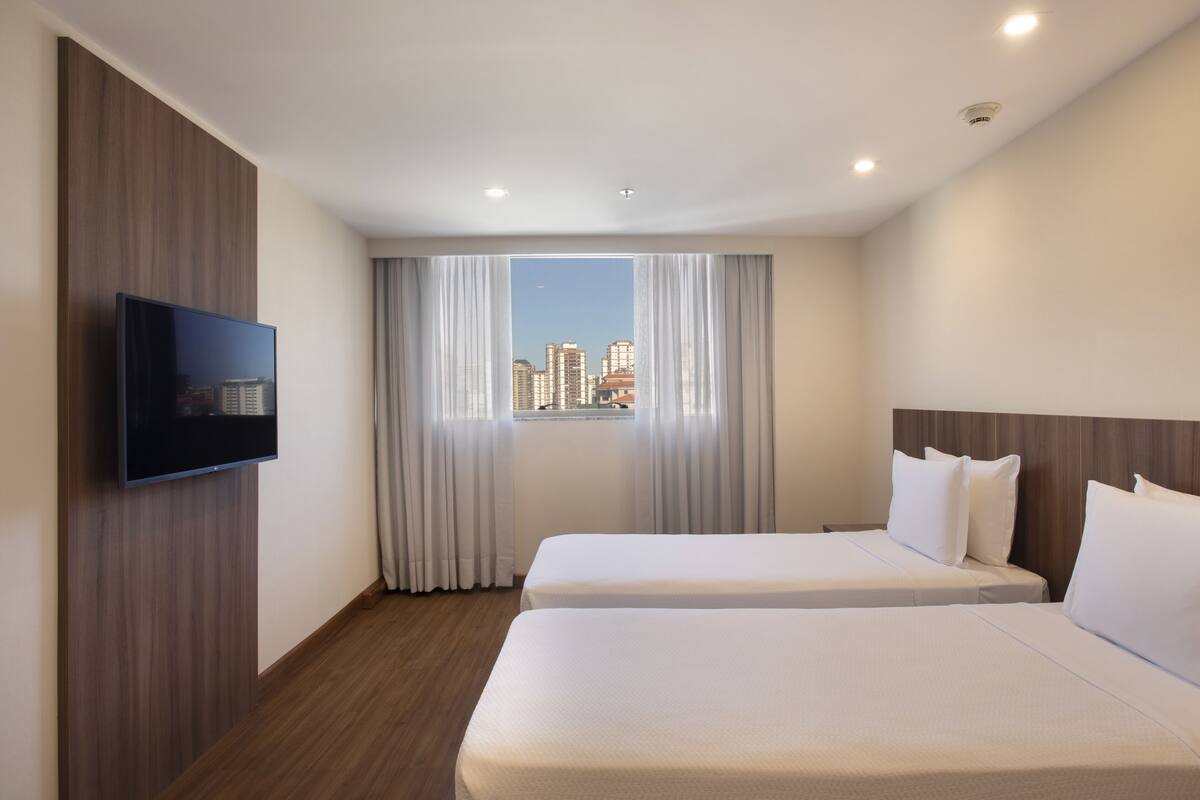 Bộ đồ giường kháng dị ứng, minibar, két bảo mật tại phòng, bàn 