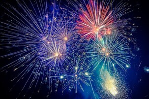 Cielo nocturno con fuegos artificiales.