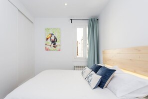 4 bedrooms, desk, iron/ironing board, free WiFi - down town SOL, by MONARO***** (Madrid)