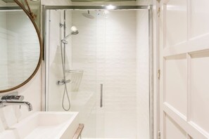 Dusche, Haartrockner, Handtücher, Seife