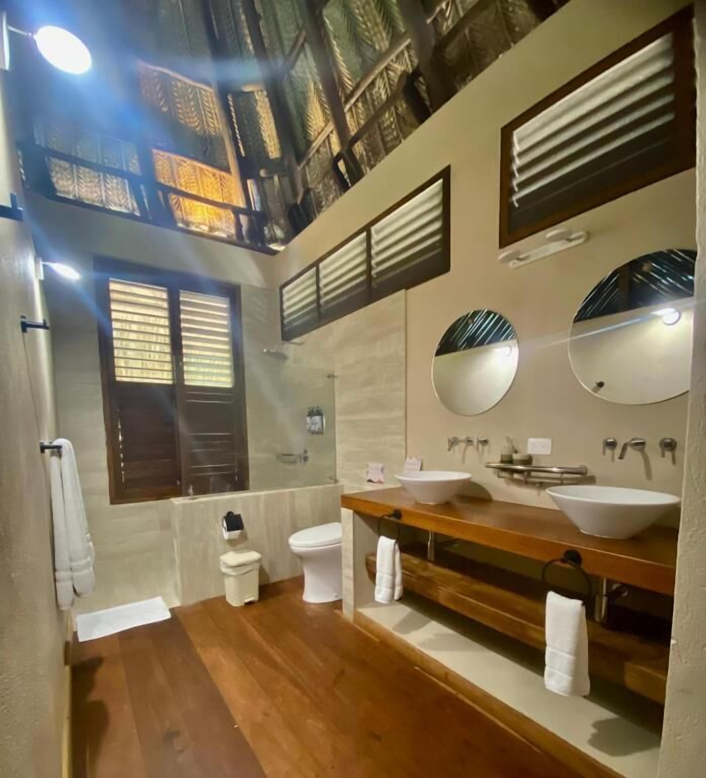 deluxe room | bathroom | shower, towels