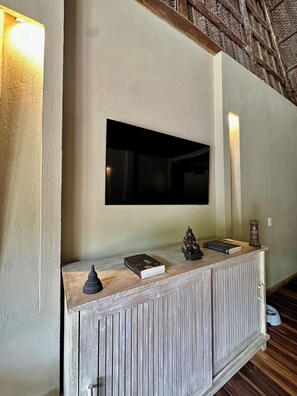 Deluxe Villa | Living area | 35-inch flat-screen TV with satellite channels - Senda Watapuy (Santa Marta)