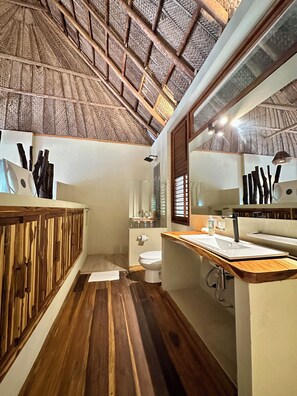 Deluxe Villa | Bathroom | Shower, towels - Senda Watapuy (Santa Marta)