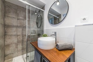 Regadera, secadora de cabello, bidet, toallas 