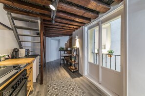 Réfrigérateur, four à micro-ondes, un four, surface de cuisson