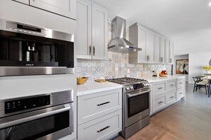 冰箱、微波炉、烤箱、炉灶