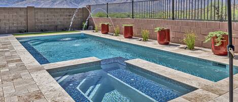 Utendørsbasseng og et oppvarmet basseng