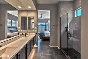 Bañera con ducha, artículos de tocador ecológicos, secador de pelo