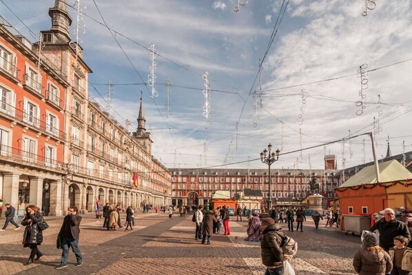 Unclassified image, 1 of 40, button - MAYOR SQUARE by MONARO***** (Madrid)