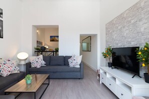 Unclassified image, 2 of 40, button - MAYOR SQUARE by MONARO***** (Madrid)