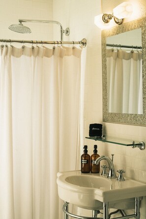 Design-Zimmer | Badezimmer | Regendusche, Haartrockner, Fußbodenheizung (Badezimmer), Handtücher