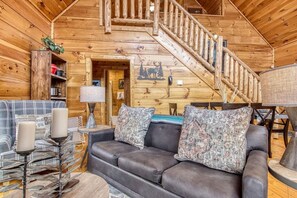 TV, fireplace - COZY 3 BD Cabin in the Woods! Hot Tub! Game Room (Sevierville)