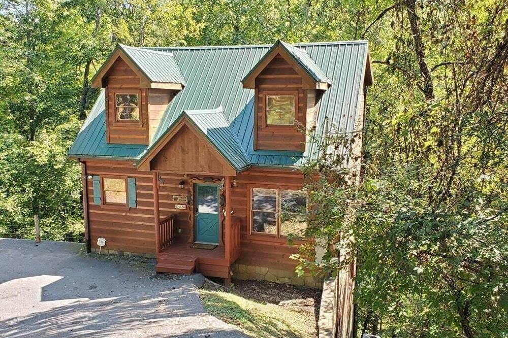 COZY 3 BD Cabin in the Woods! Hot Tub! Game Room