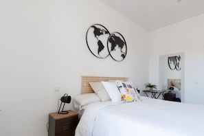 3 bedrooms, desk, iron/ironing board, travel crib