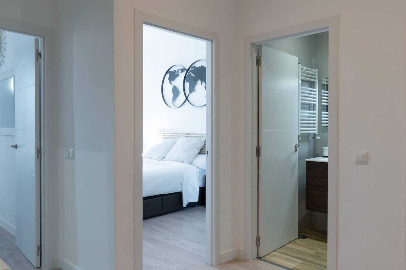 3 habitaciones, escritorio y tabla de planchar con plancha 