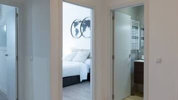 3 habitaciones, escritorio y tabla de planchar con plancha