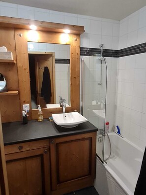 Ensemble douche/baignoire, sèche-cheveux, serviettes fournies