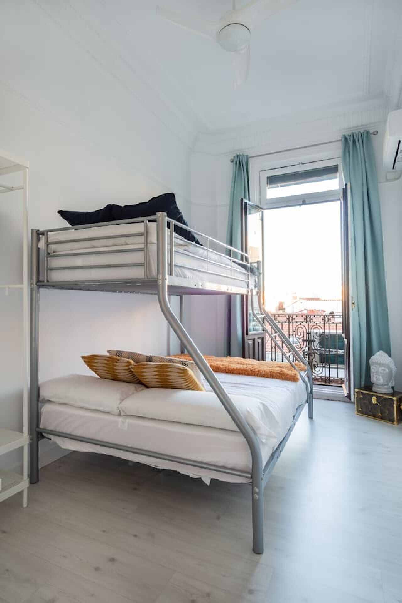Una cama litera en una habitación con vistas al exterior.