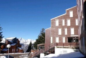 Exterior - Le Petit Nid rouge and its view of the mountains 🌹, Le petit Nid Rouge (Ustou)