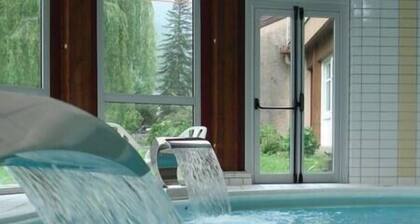 Le Petit Nid rouge and its view of the mountains , Le petit Nid Rouge