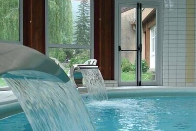 Le Petit Nid rouge and its view of the mountains , Le petit Nid Rouge