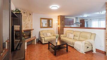 Una televisión, una chimenea, un futbolín, una mesa de tenis de mesa