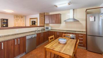 Frigorífico, microondas, horno y placa de cocina