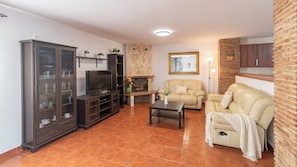 TV, lareira, pebolim, mesa de pingue-pongue
