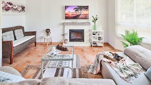 Televisión, chimenea y estéreo 