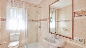 Badekar, hårtørrer, håndklæder