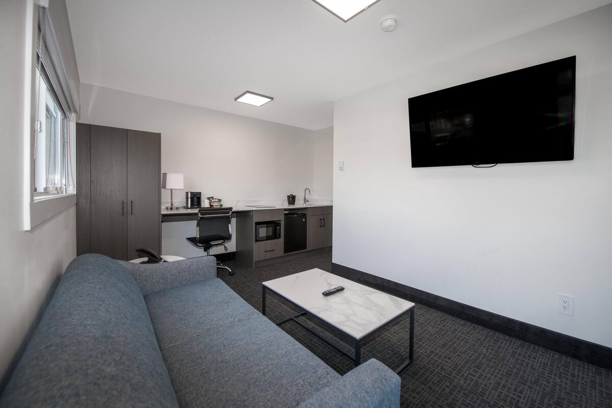 Colchones Select Comfort y espacio para trabajar con laptop 