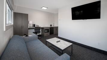 1 habitación, espacio para trabajar con laptop y cortinas blackout