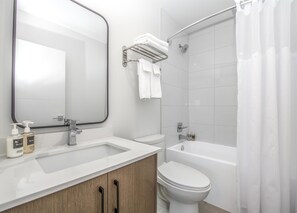 Combined shower/tub, rainfall showerhead, free toiletries, towels