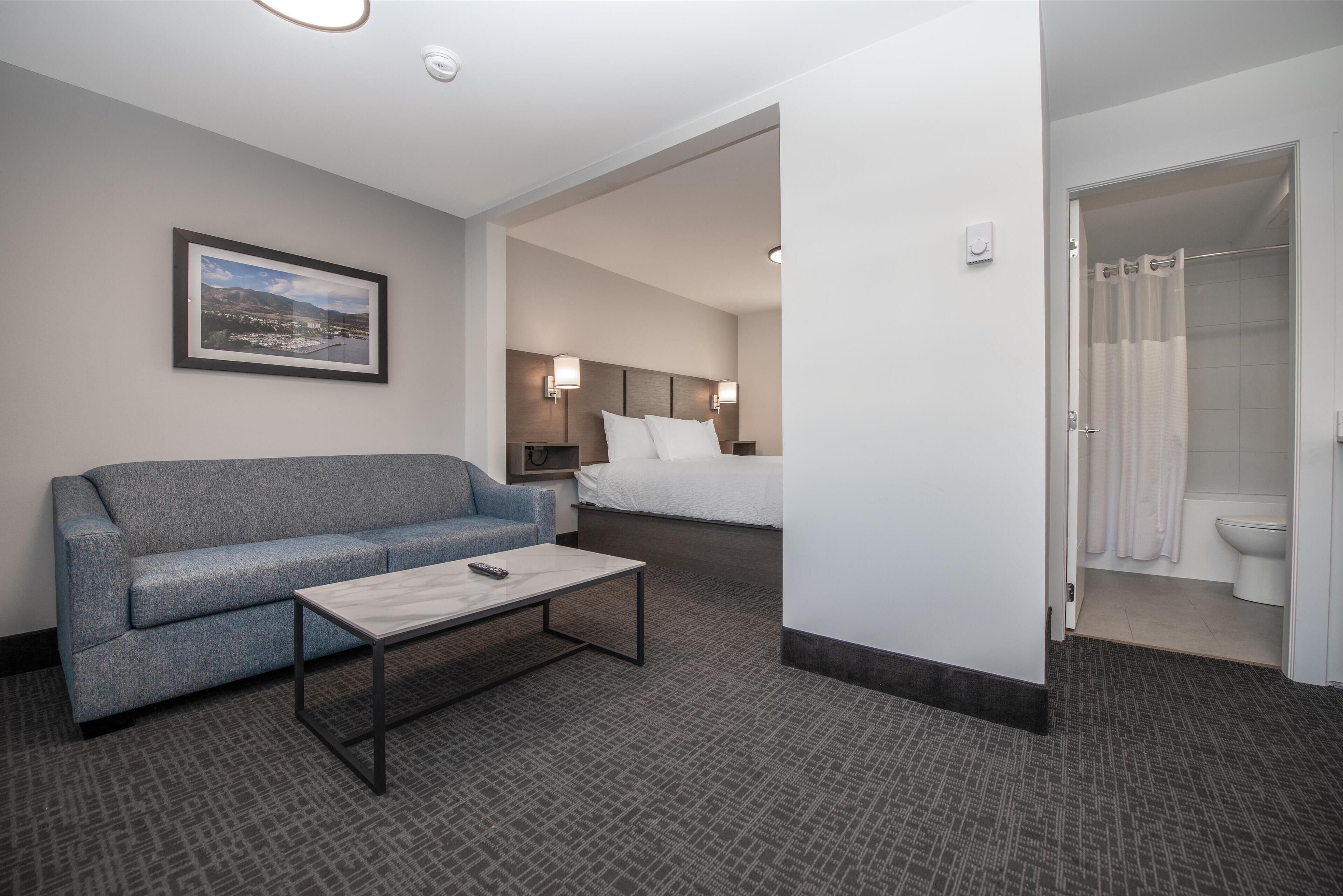 Espacio para trabajar con laptop, cortinas blackout y wifi gratis 