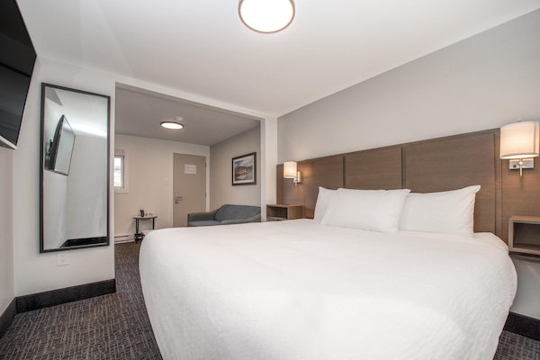 Laptop workspace, blackout drapes, free WiFi, bed sheets