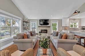 TV, fireplace, offices - Gorgeous 4BD w/Pool & Spa; 5 mins to Sonoma Square (Sonoma)