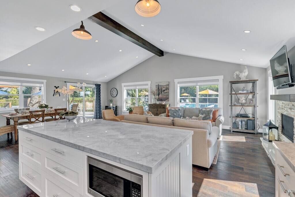 Televisio, takka, työhuone