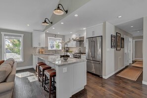 Fridge, microwave, oven, stovetop - Gorgeous 4BD w/Pool & Spa; 5 mins to Sonoma Square (Sonoma)