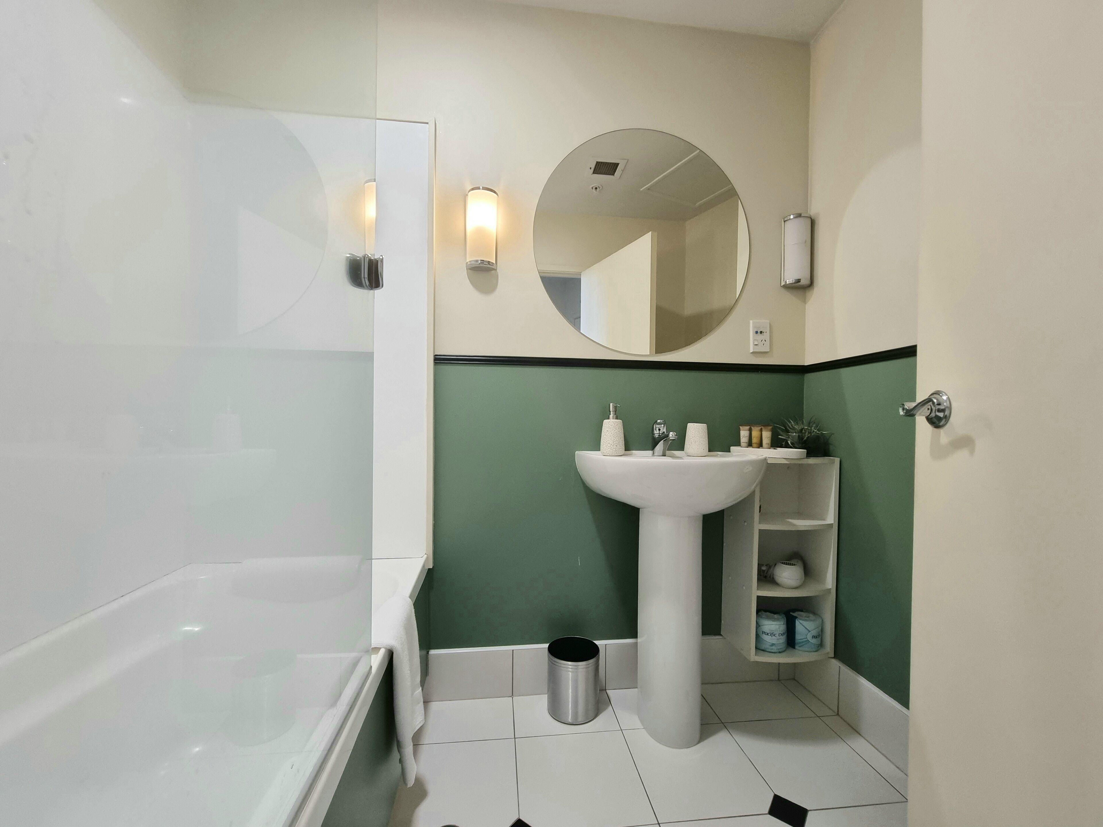 Bright & Cozy 1BR - Kitchen - Laundry