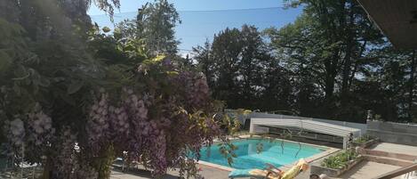 Una piscina al aire libre, una piscina climatizada