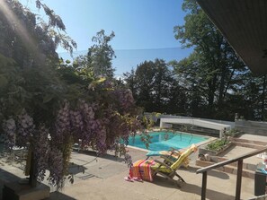 Een buitenzwembad en een verwarmd zwembad