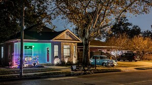 A house with a garage and a driveway. - Historic 3 bed, 2bath Bungalow Minutes from IAH with Backyard Putting Green! (Humble)