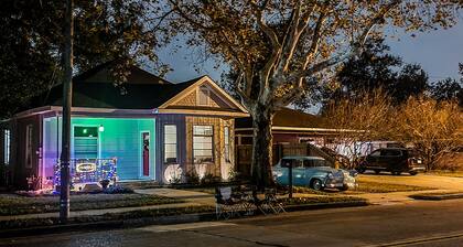 Historic 3 bed, 2bath Bungalow Minutes from IAH with Backyard Putting Green!