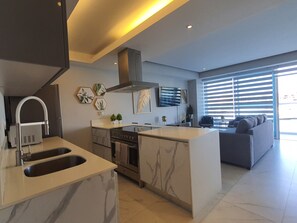 Een koelkast, een magnetron, een oven, een kookplaat