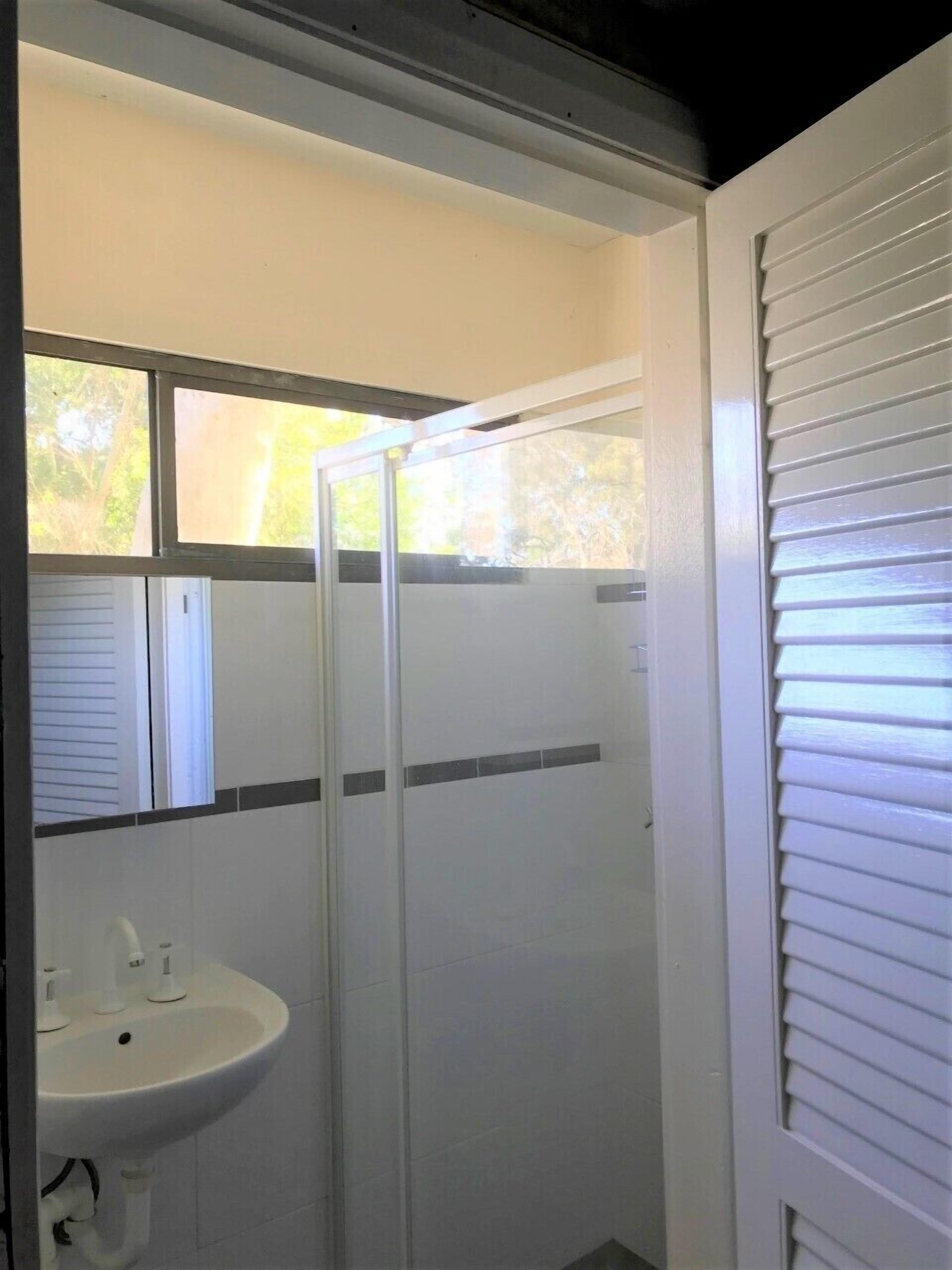 Een douche, een haardroger, handdoeken, zeep